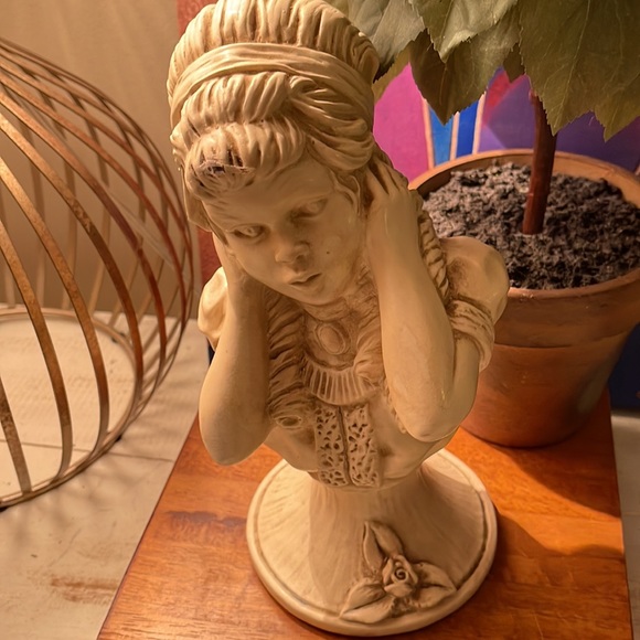 Statue - Picture 2 of 5